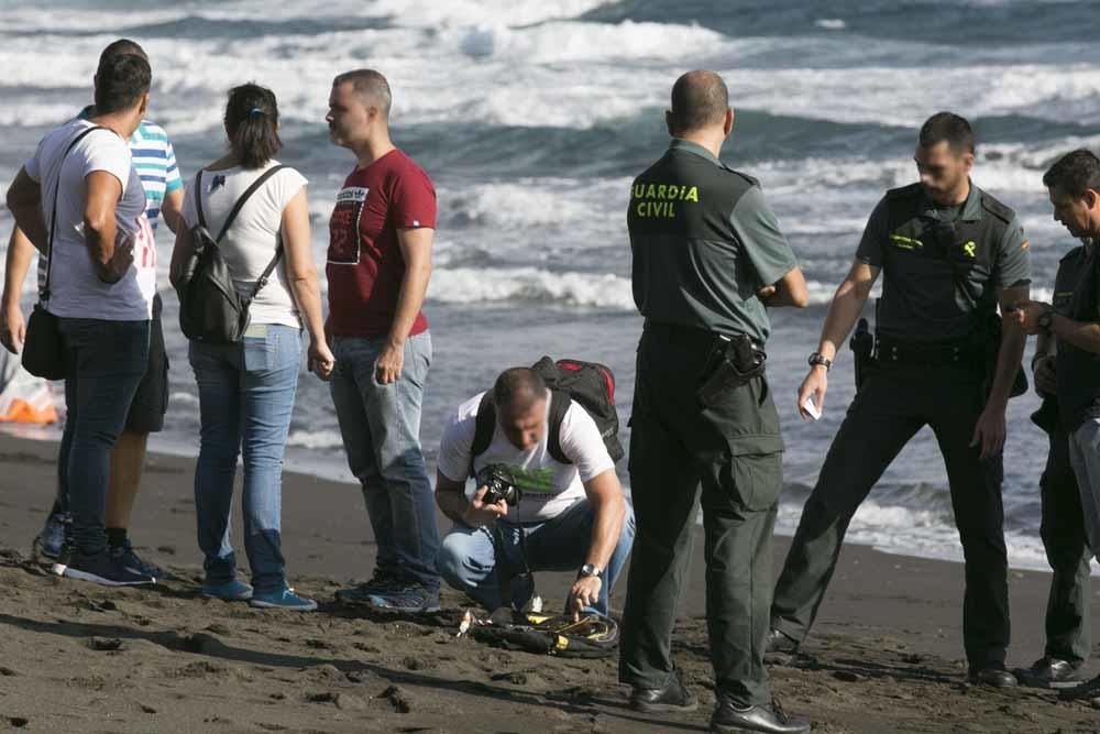 Hallan en la playa de Los Palos una zodiac