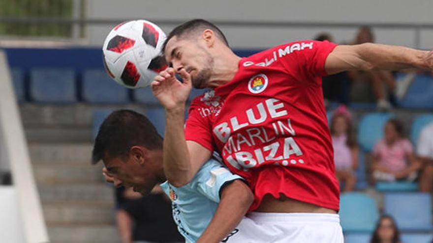 Enric Tarrés cabecea el balón saltando por encima de un rival.