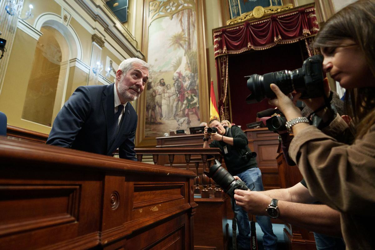 El presidente de Canarias, Fernando Clavijo, durante el debate general sobre el estado de la nacionalidad canaria que se celebra este martes en el Parlamento de Canarias.
