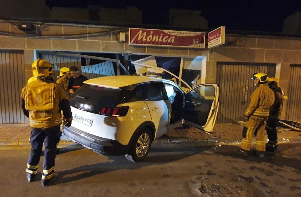 Dos coches se vieron implicados en un aparatoso accidente en la confluencia de las calles San Pascual con Hermanos Bazán en Torrevieja