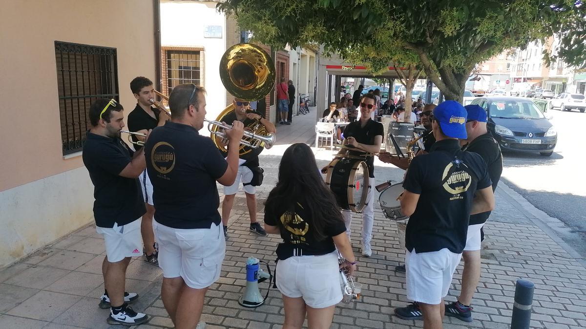 La charanga &quot;Gurugú&quot; ameniza el vermú de uno de los bares situados en las &quot;Tres Carreteras&quot;