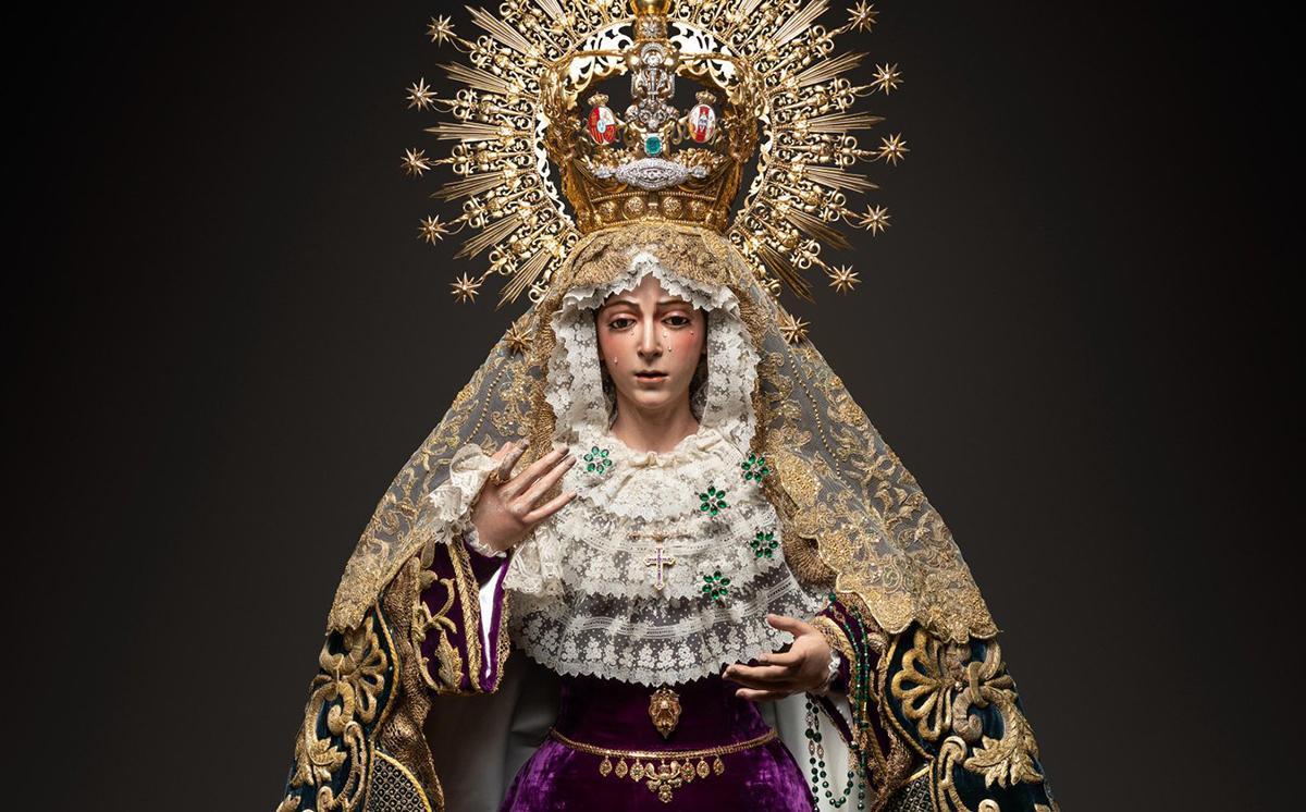 la Virgen de la Esperanza ataviada para su Septenario con el manto ‘Esperanza Nuestra’, pieza realizada en 1962 por Guillermo Carrasquilla Perea