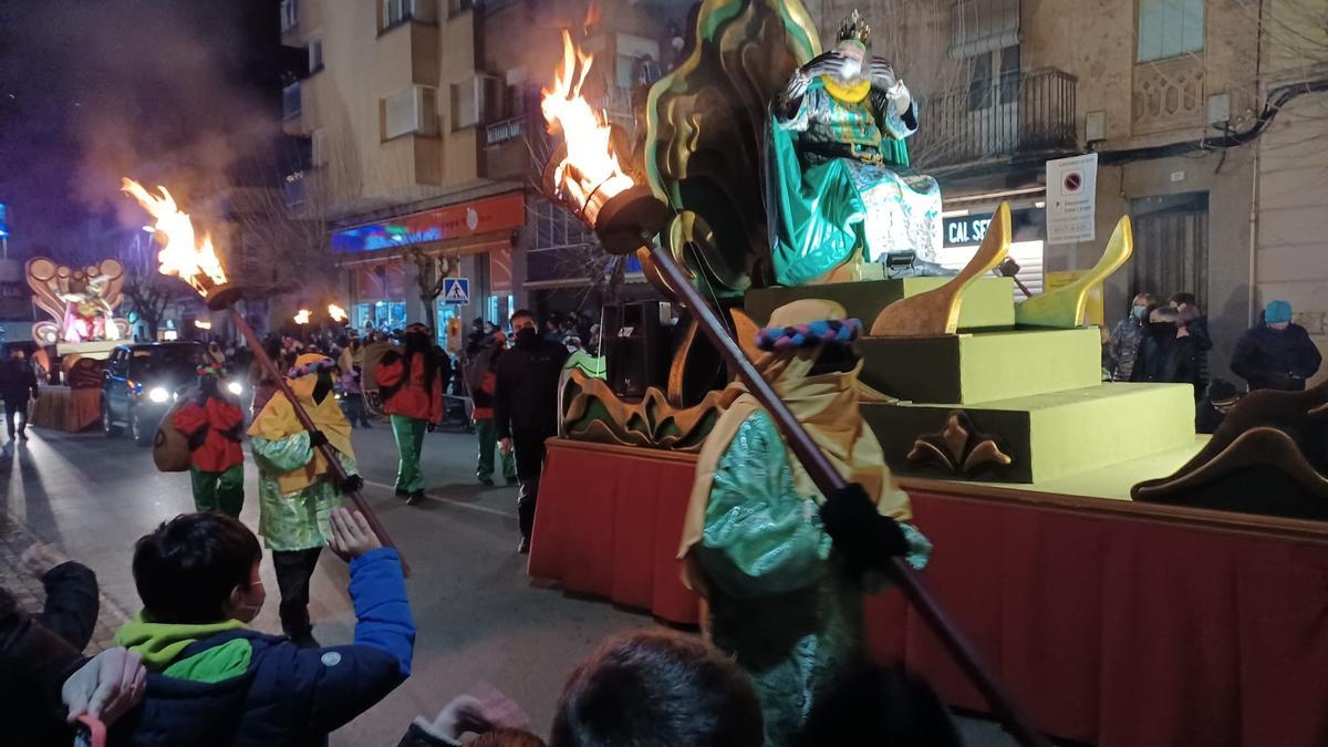 El rei Gaspar saludant a nens i nenes, ahir a Navàs