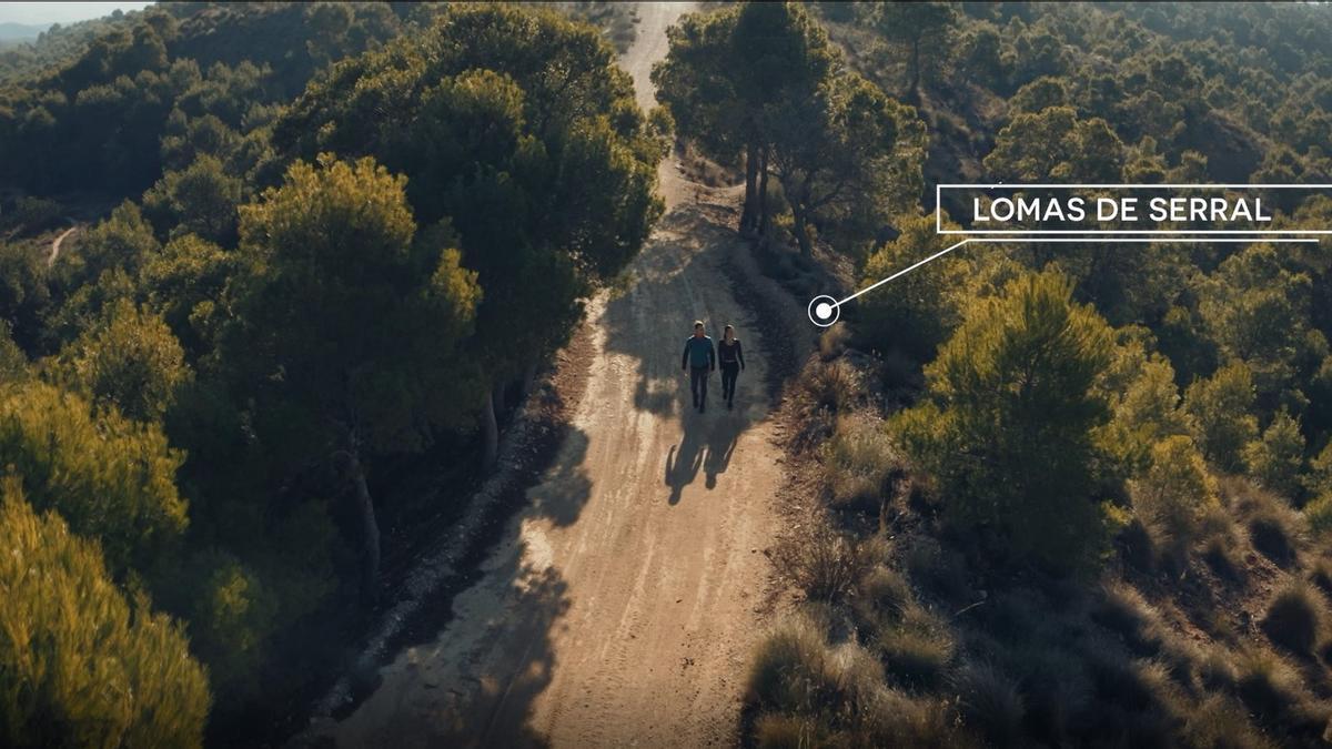 el sendero de 30 kilómetros que atraviesa campos de cultivo y zonas montañosas