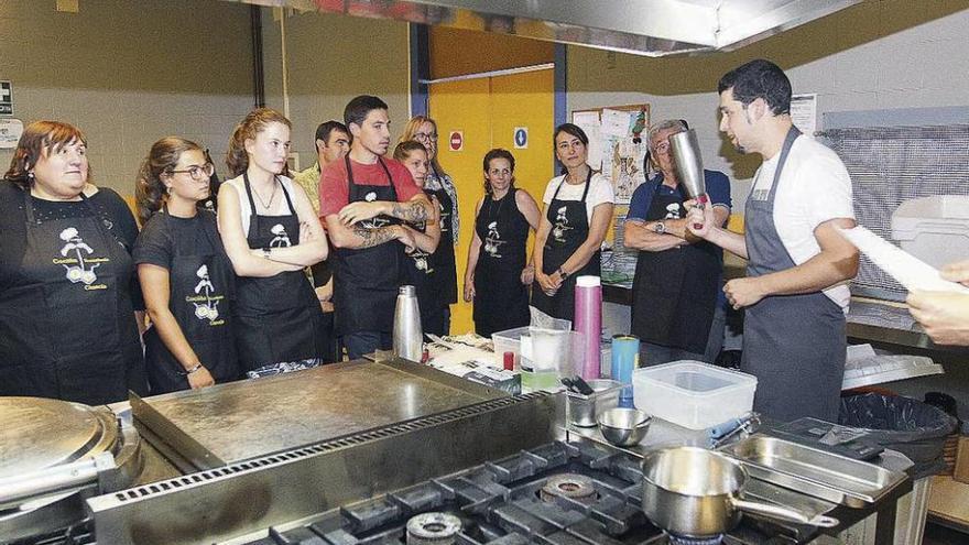 Alumnos del curso en la demostración gastronómica de los jefes del &quot;Nova Restaurante&quot;. // Iñaki Osorio