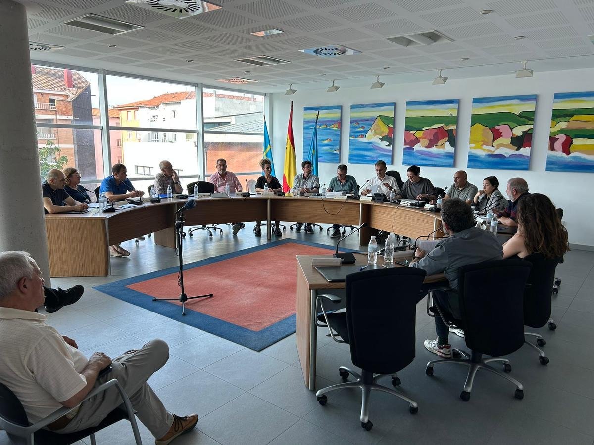 Jorge Calderón, a la izquierda de la imagen, en una foto de archivo en el salón de Plenos.