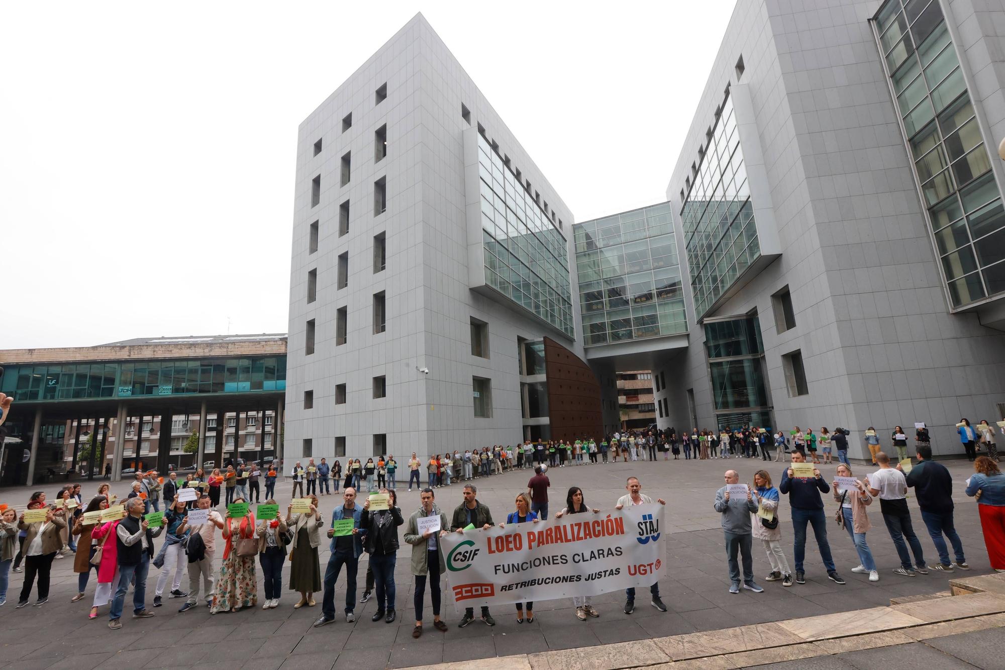 EN IMÁGENES: La huelga de funcionarios, contra viento y marea en Asturias