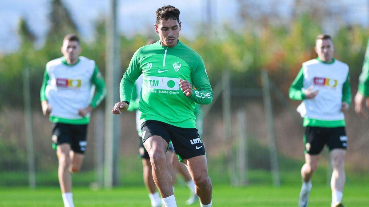 Ezequiel Ponce, durante el entrenamiento de este martes en las instalaciones del hotel Oliva Nova Golf