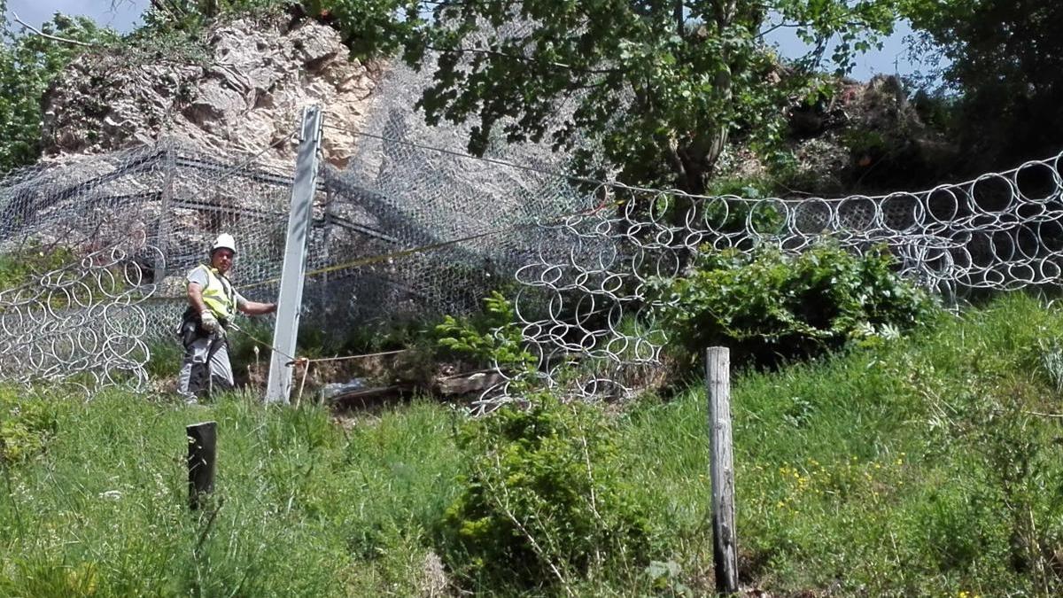 Un operario en la zona de la obra.