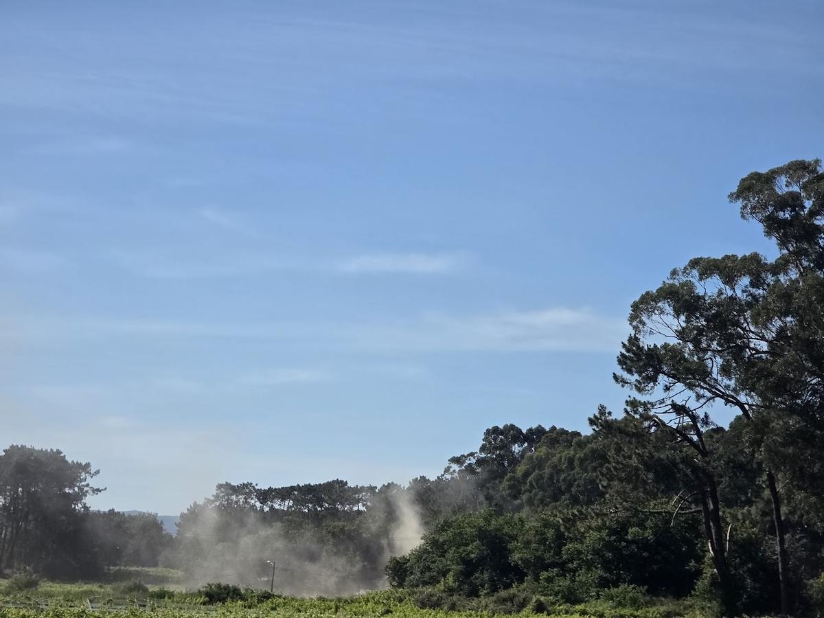 Una nube de polvo procedente del arado de una finca que fue confundida con un incencio por conductores que circulaban por la vía rápida Vilagarcía-Cambados.