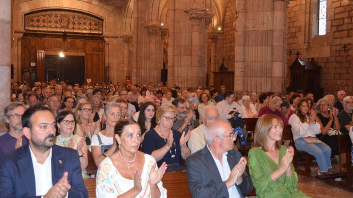 El público asistente aplaude al tenor asturiano. | Borja García