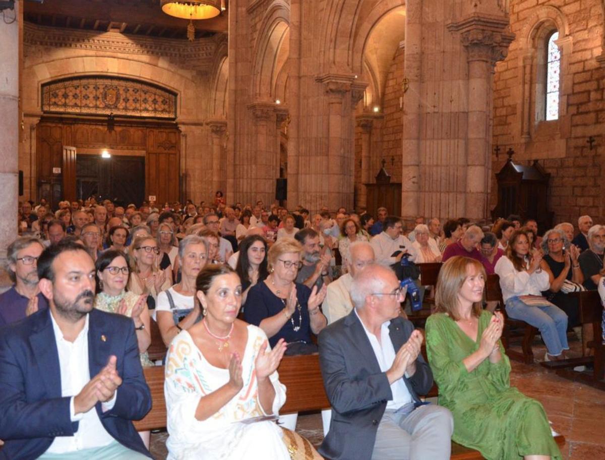 El público asistente aplaude al tenor asturiano. | Borja García