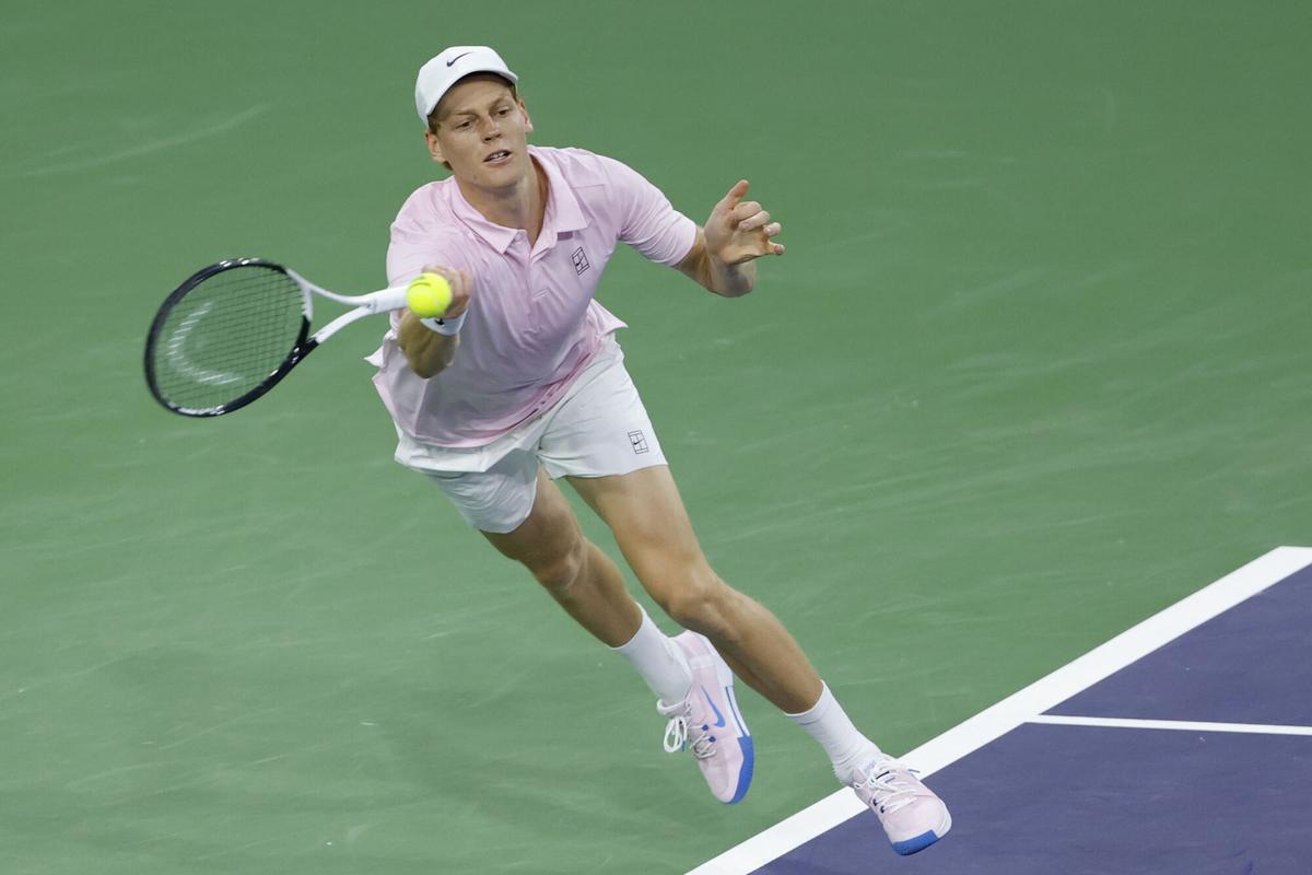 INDIAN WELLS (United States), 11/03/2026.- Jannik Sinner of Italy in action during the men’s singles match against Joao Fonseca of Brazil on day 7 of the BNP Paribas Open tennis tournament in Indian Wells, California, USA, 10 March 2026. (Tenis, Brasil, Italia) EFE/EPA/JOHN G. MABANGLO