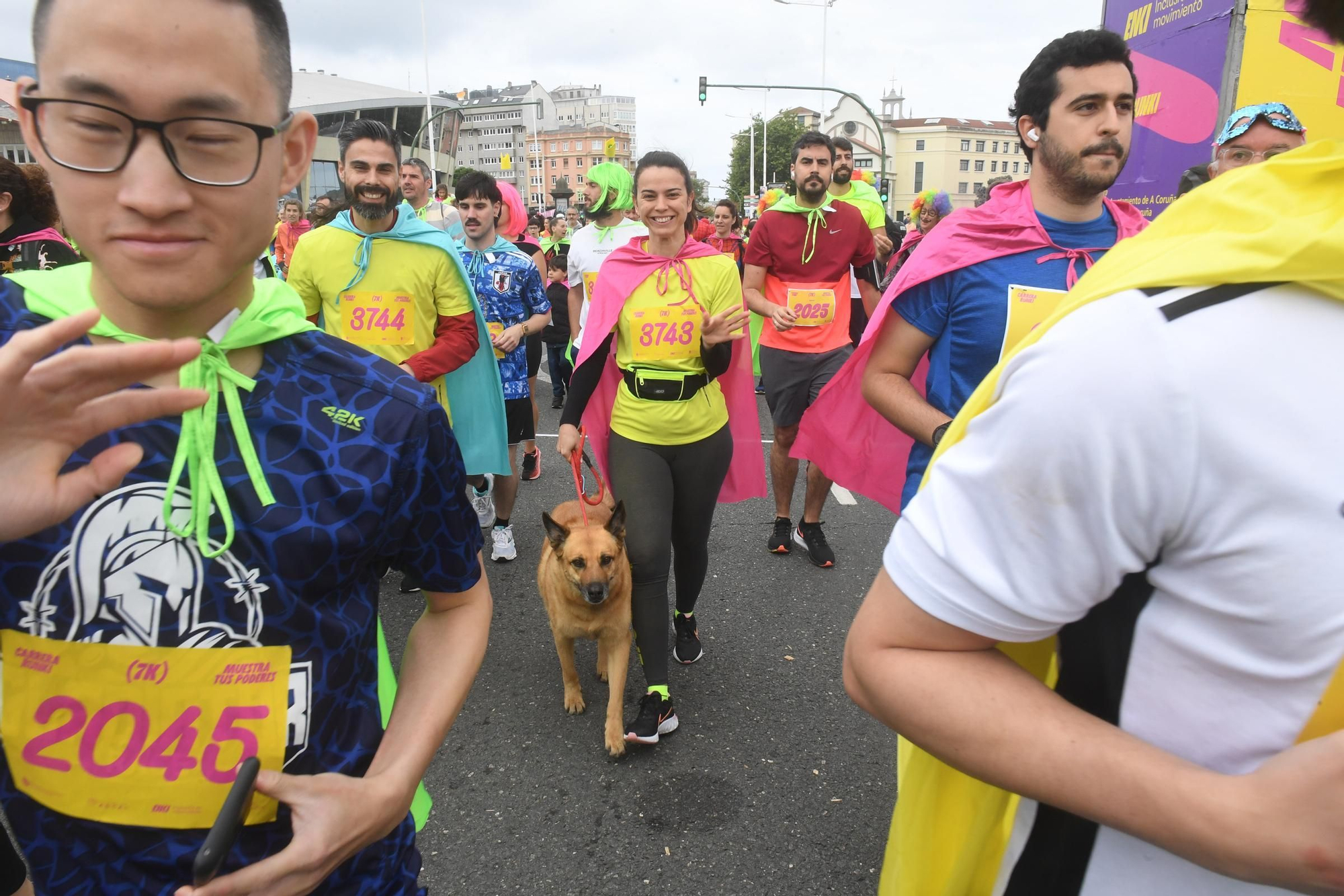 La carrera RUNKI, promovida por ENKI y Fundación Adcai inunda las calles de A Coruña con sus capas de superhéroes