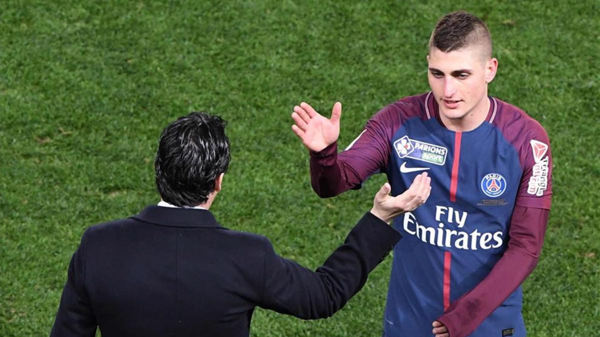 Marco Verratti saluda a Unai Emery cuando es sustituido en un PSG-Monaco