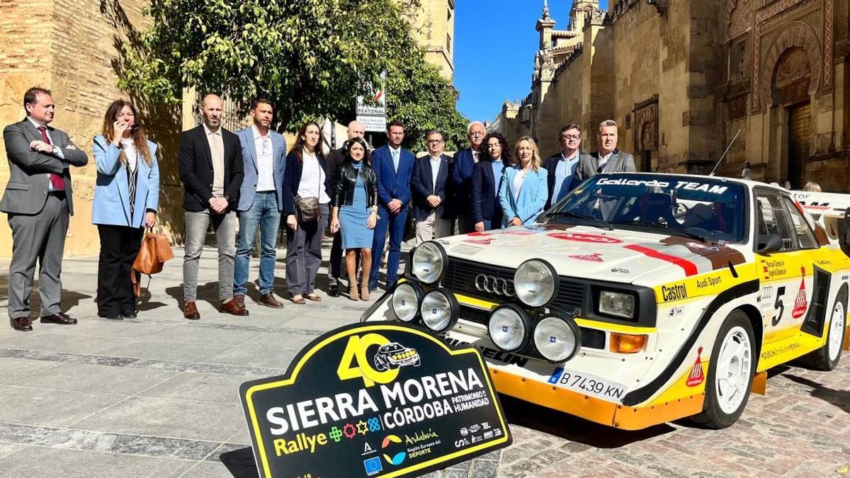 Distintas autoridades y directivos, junto a Manuel Muñoz, presidente del Automóvil Club de Córdoba, en la presentación del Rali Sierra Morena.