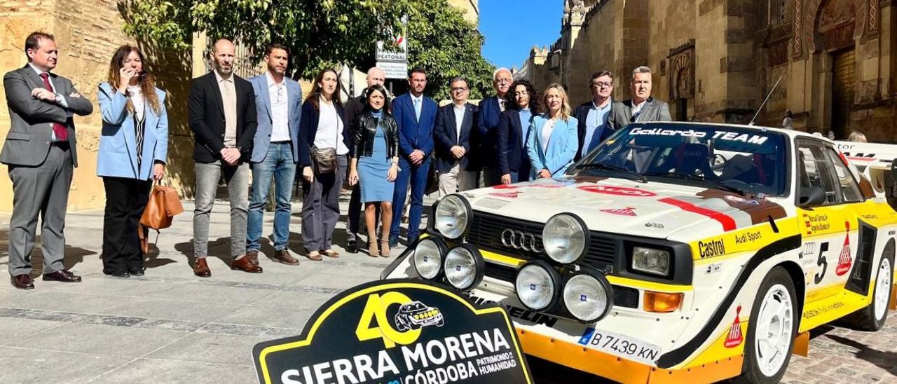 Distintas autoridades y directivos, junto a Manuel Muñoz, presidente del Automóvil Club de Córdoba, en la presentación del Rali Sierra Morena.