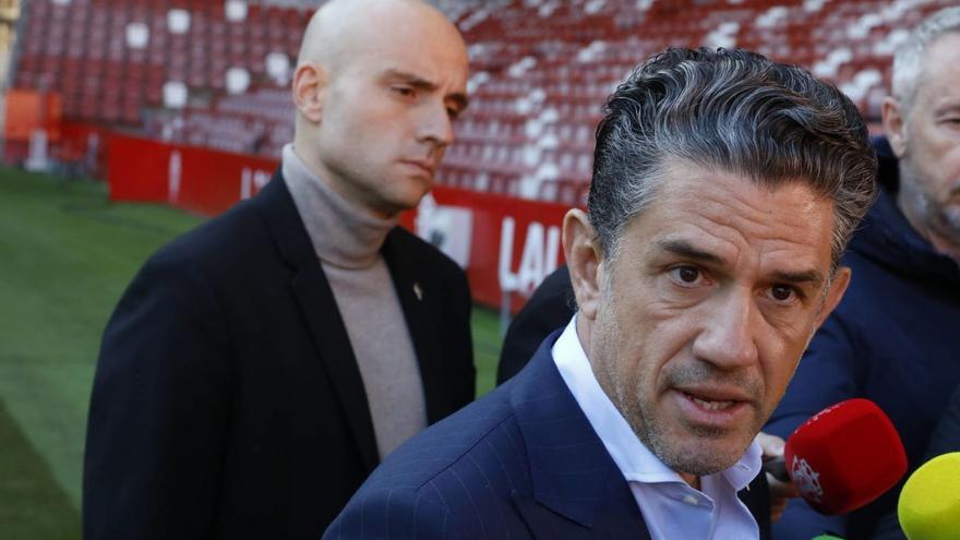 Alejandro Irarragorri, en primer término, durante su última visita a El Molinón junto a David Guerra. | ÁNGEL GONZÁLEZ