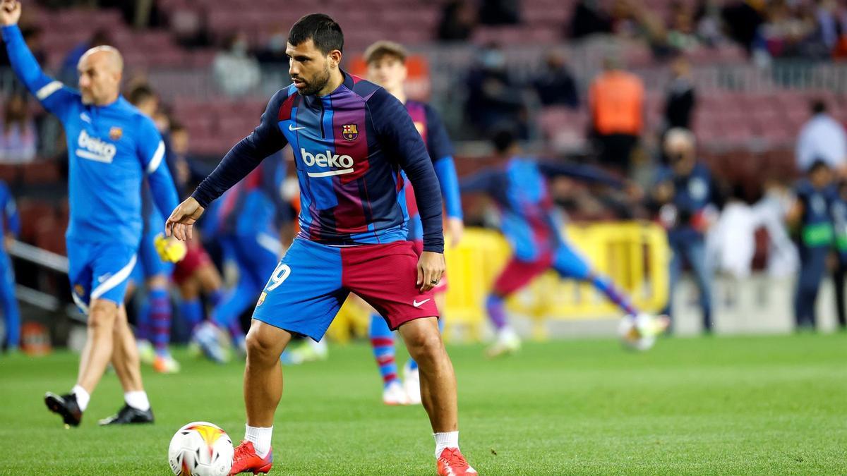 El 'Kun' Agüero, durante el calentamiento previo al partido.