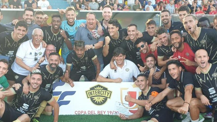 Los jugadores del Intercity celebran en Massanassa su clasificación para la Copa del Rey