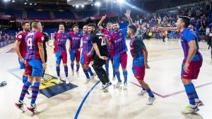 Los jugadores del Barça, aclamados por la afición.