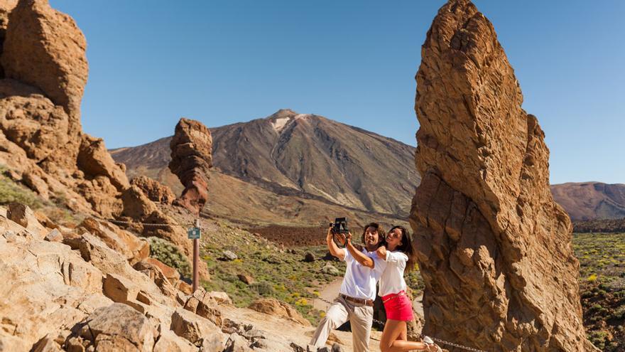 ¿Qué tiempo hará este fin de semana en Canarias?. En la imagen, una pareja se hace una foto en el Parque Nacional del Teide