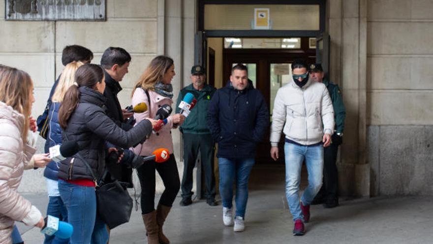 Dos miembros de La Manada, a las puertas de los juzgados de Sevilla.