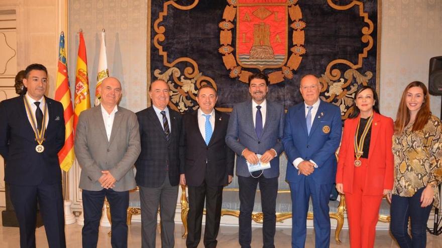 El alcalde recibe al gobernador del distrito del Rotary Club, Arturo Alagón