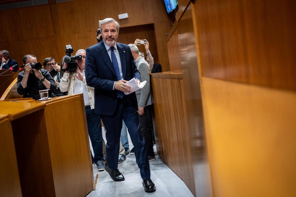 Azcón accede a la tribuna del Parlamento aragonés.