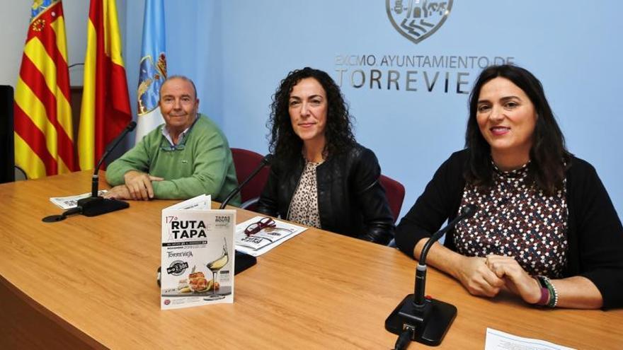 Joaquín Guillamó, Rosario Martínez Chazarra y Alicia Arenas en la presentación de la Ruta de La Tapa