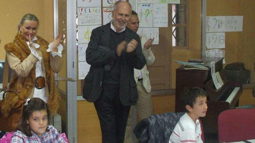 Jesús López Cobos aplaude en una clase de la Escuela de Música, durante la inauguración del centro.