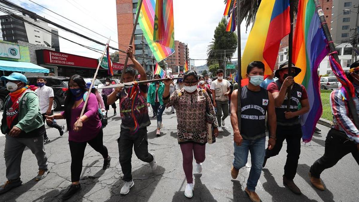 Simpatizantes del candidato presidencial indígena Yaku Pérez marchan rumbo al Consejo Nacional Electoral.