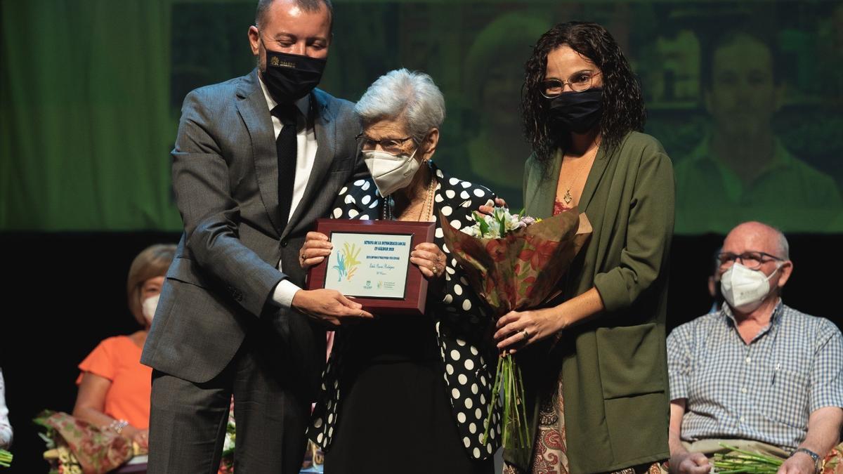 Estela Ossorio recibe de Teodoro Sosa y Nuria Vega un reconocimiento en la Semana de la Democracia Local