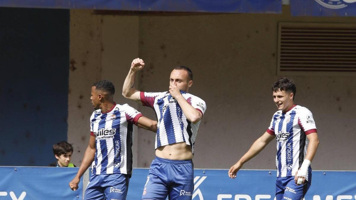 Santamaría besa el escudo del Avilés tras su gol contra el Barakaldo