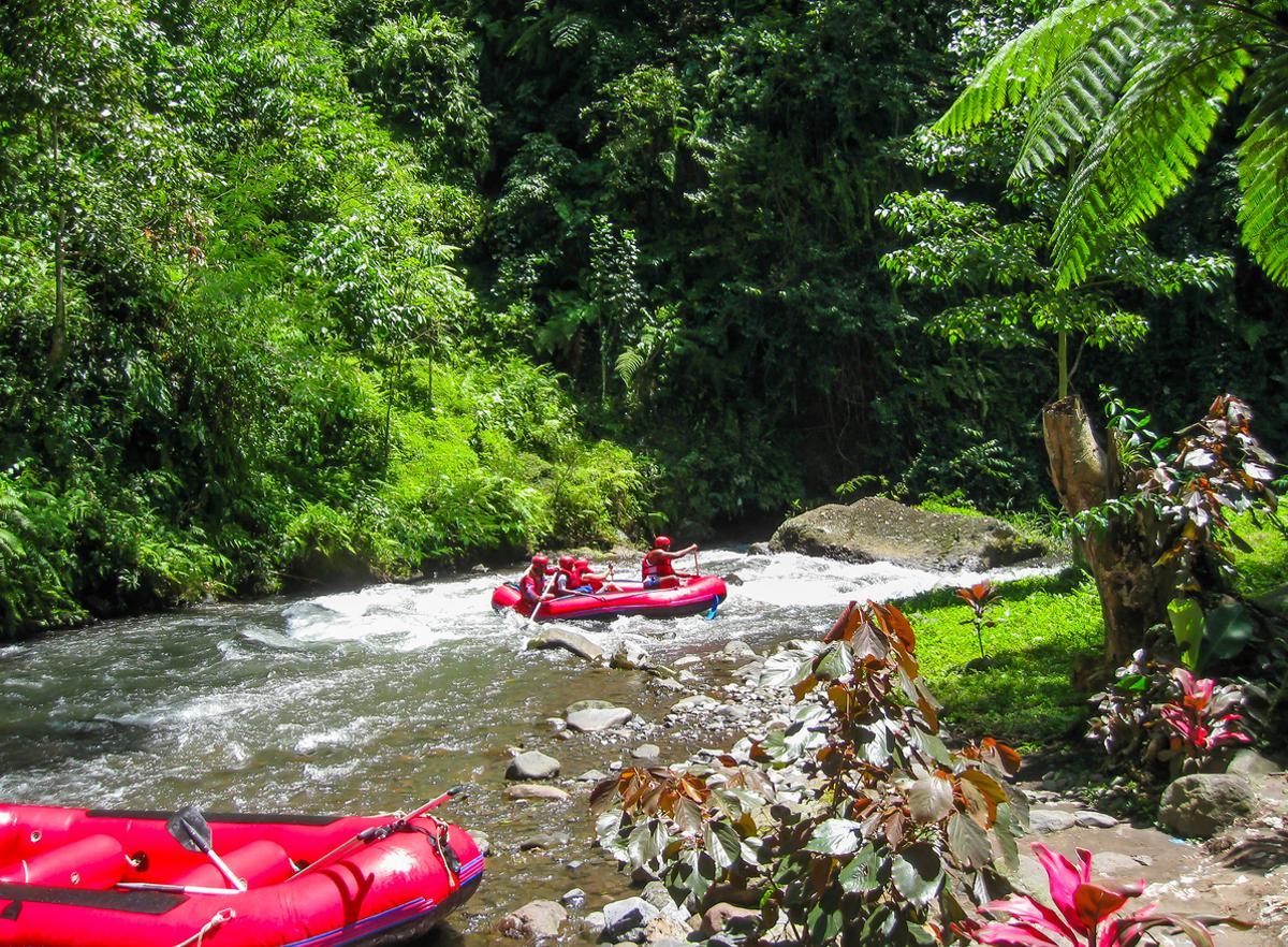El rafting permite descubrir el Bali más aventurero, descendiendo ríos rodeados de una exuberante vegetación tropical.