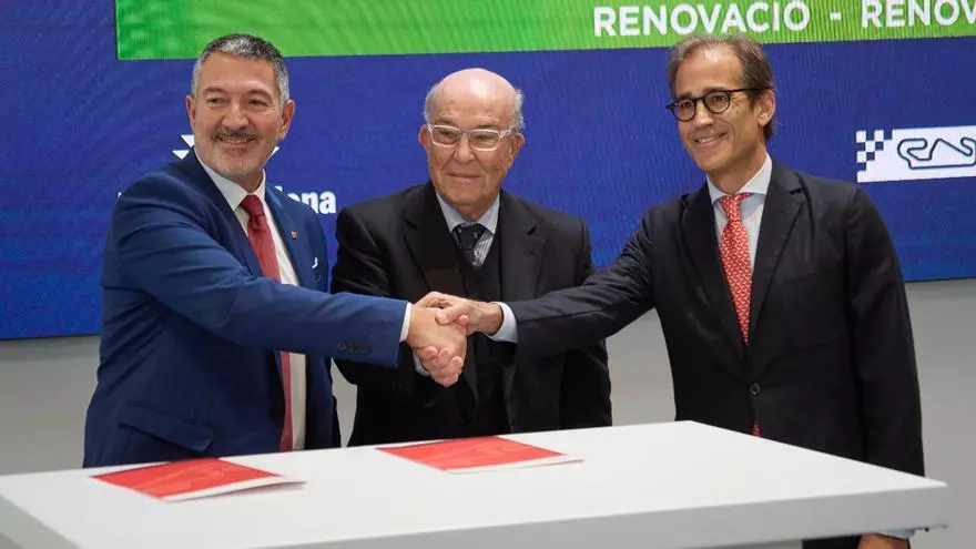 El presidente de FIRA Circuit, Pau Relat, el presidente del Circuit de Barcelona-Catalunya, Miquel Sàmper, y el CEO de Dorna Sports, Carmelo Ezpeleta, analizan los motivos del acuerdo para la continuidad del Gran Premi de Catalunya de MotoGP en Montmeló