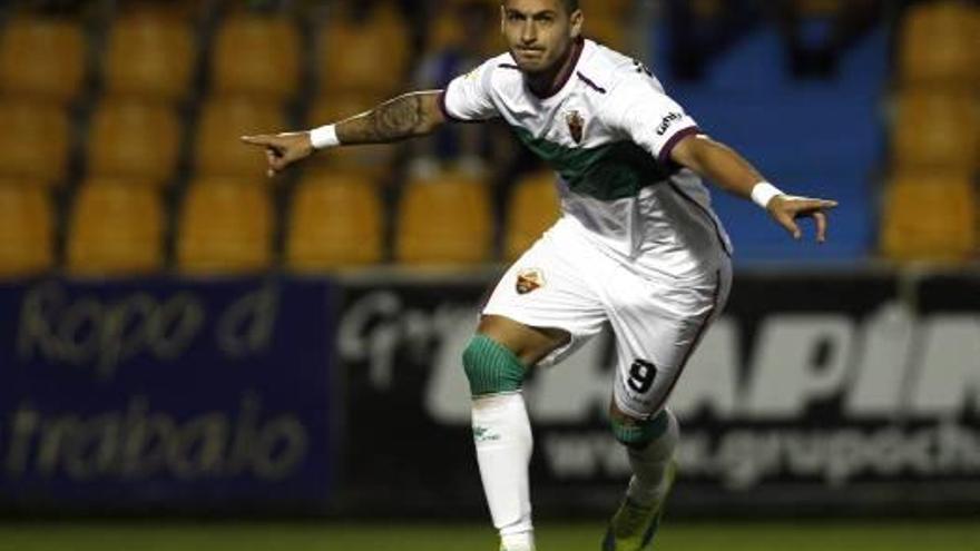 Sergio León celebra el gol que marcó ayer al Alcorcón y que le erigió en el máximo goleador de Segunda .