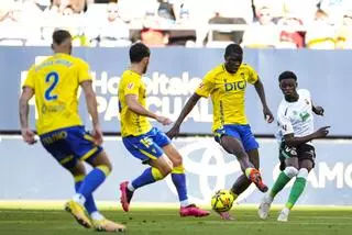 La FIFA sanciona al Cádiz sin poder fichar: el club lo aclara en un comunicado