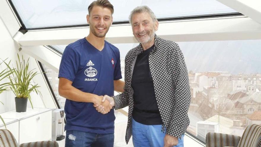 Kevin y Mouriño, tras la firma del contrato.