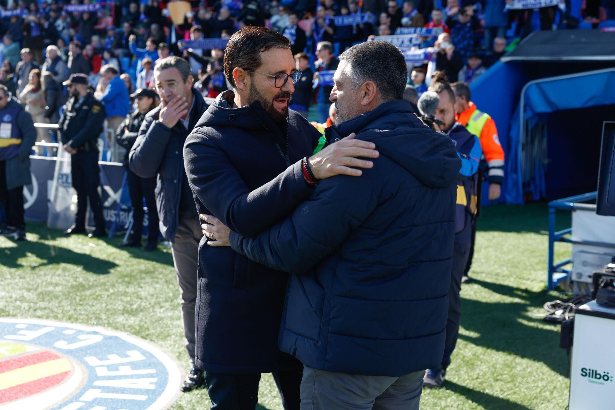 GETAFE (MADRID), 01/02/2025.- El entrenador del Sevilla, Xavi García Pimienta (d), saluda al del Getafe, José Bordalás, antes del partido de LaLiga que enfrenta al Getafe contra el Sevilla este sábado en el Coliseum en Getafe. EFE/ Kiko Huesca