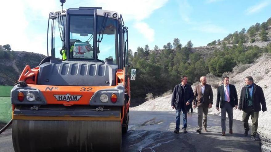 Los trabajos de asfaltado del nuevo vial de acceso al Castillo ya han comenzado.