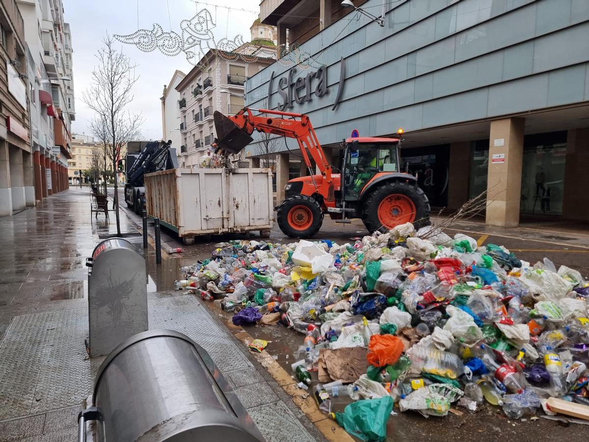 Recogida de basura del Carnaval en la calle Juan Carlos I.