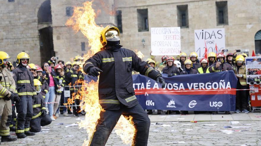 Los bomberos comarcales se convierten en personal fijo tras casi un año de lucha