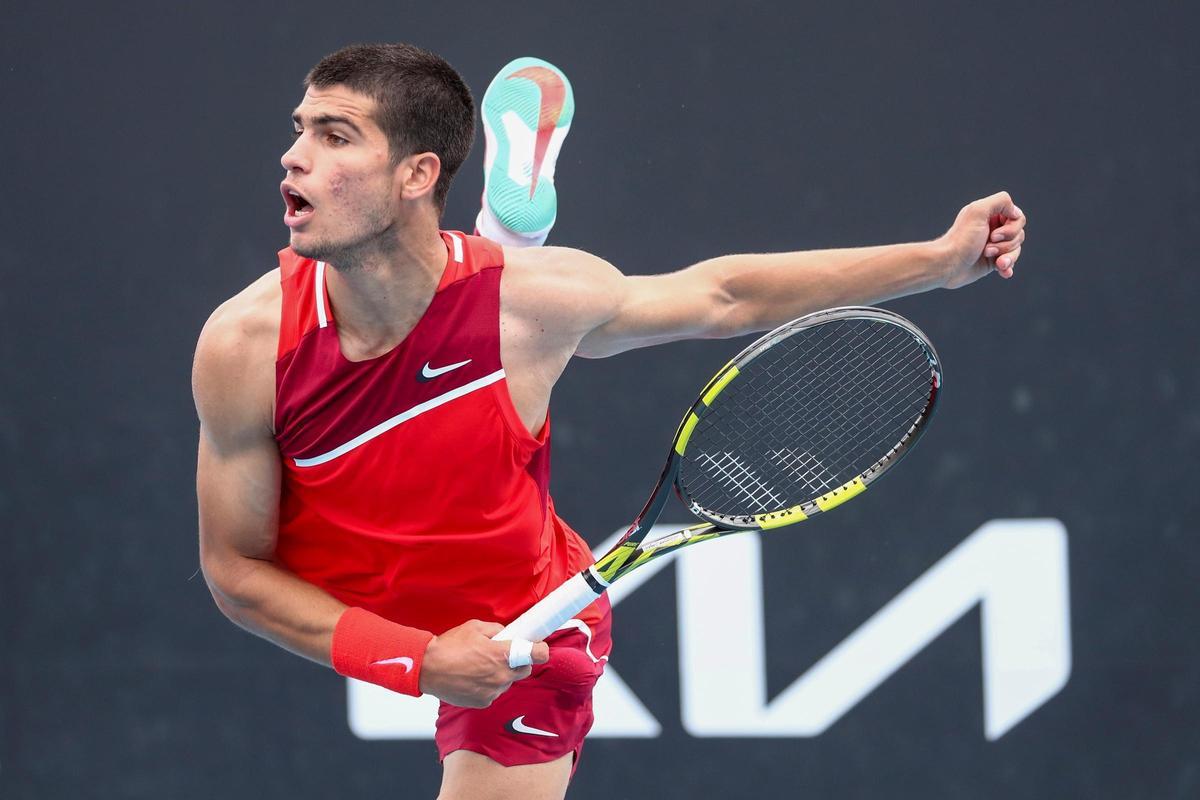 Carlos Alcaraz gana en su debut en Australia