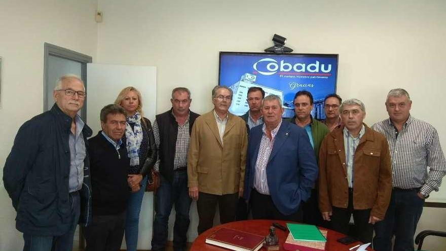 Los responsables del sindicato UPA y de la cooperativa Cobadú, en las instalaciones de la empresa.