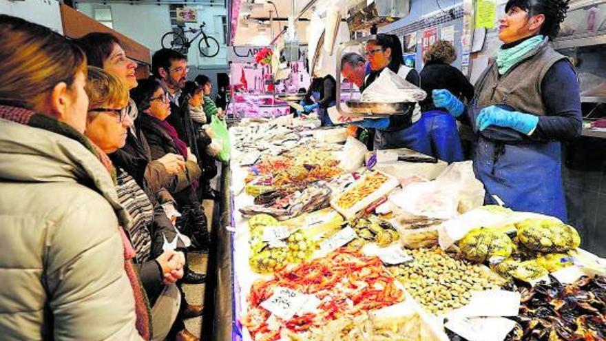 Una parada del mercat gironí en una imatge d’arxiu.  | ANIOL RESCLOSA