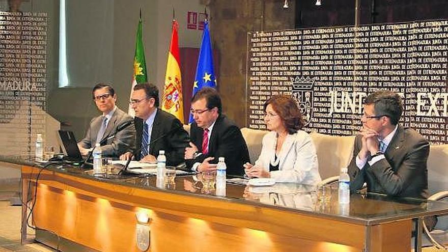 Por la izquierda, Felipe Fernández, Javier García-Conde, Guillermo Fernández Vara, María Dolores Aguilar y Víctor Bravo.
