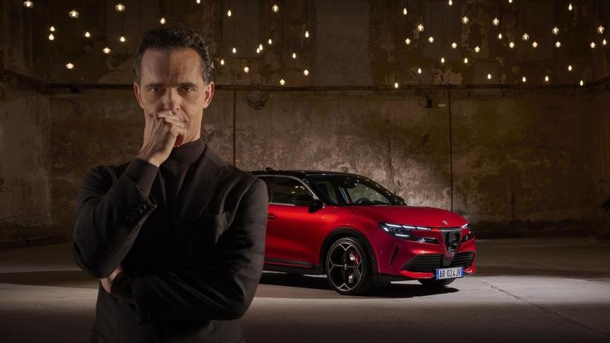 Stellantis tira del &quot;carisma y elegancia innegable&quot; del actor vigués Pedro Alonso para presentar su nuevo coche