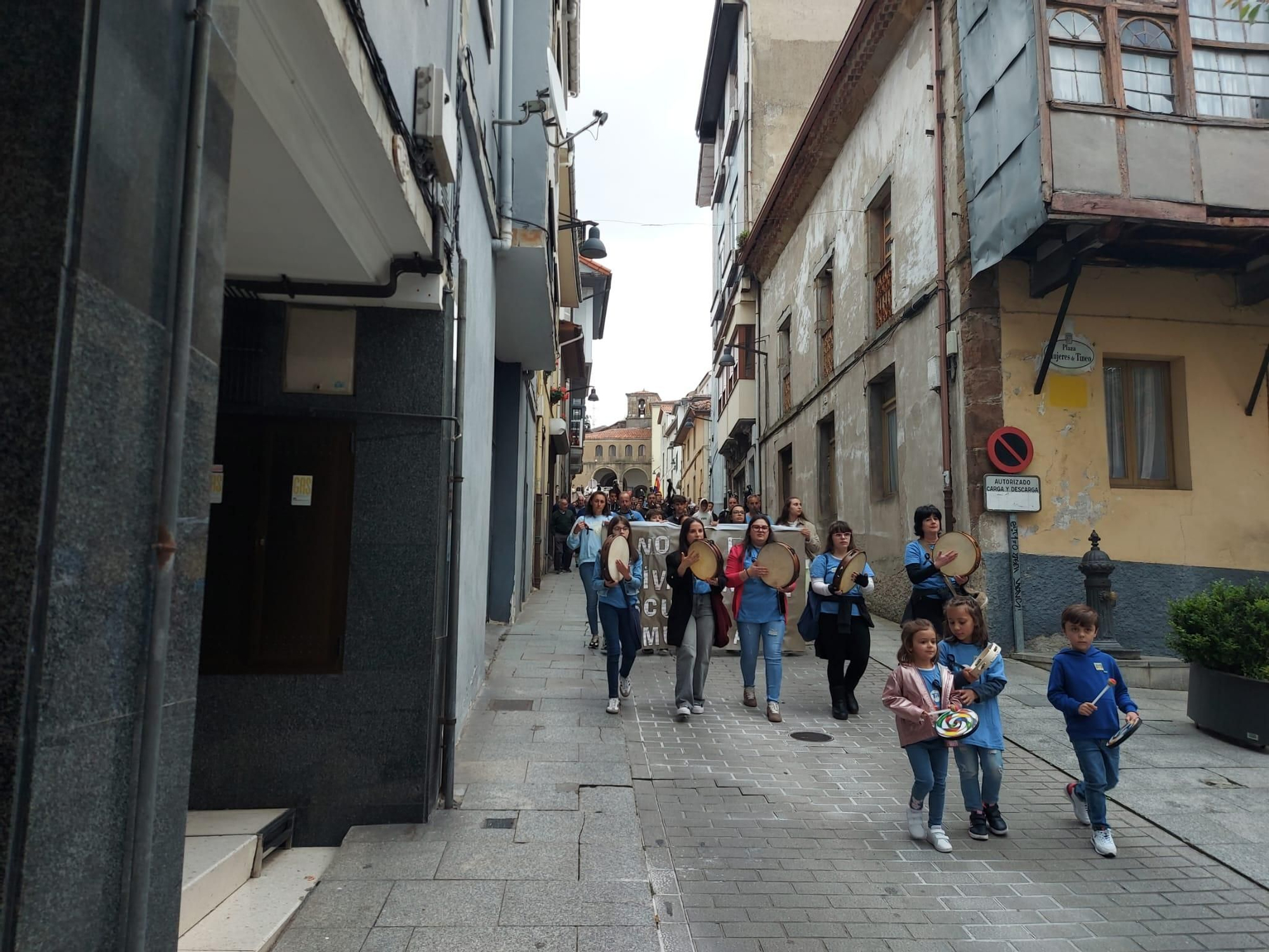 En imágenes: Así fue la manifestación contra el cierre de la Escuela de Música de Tineo