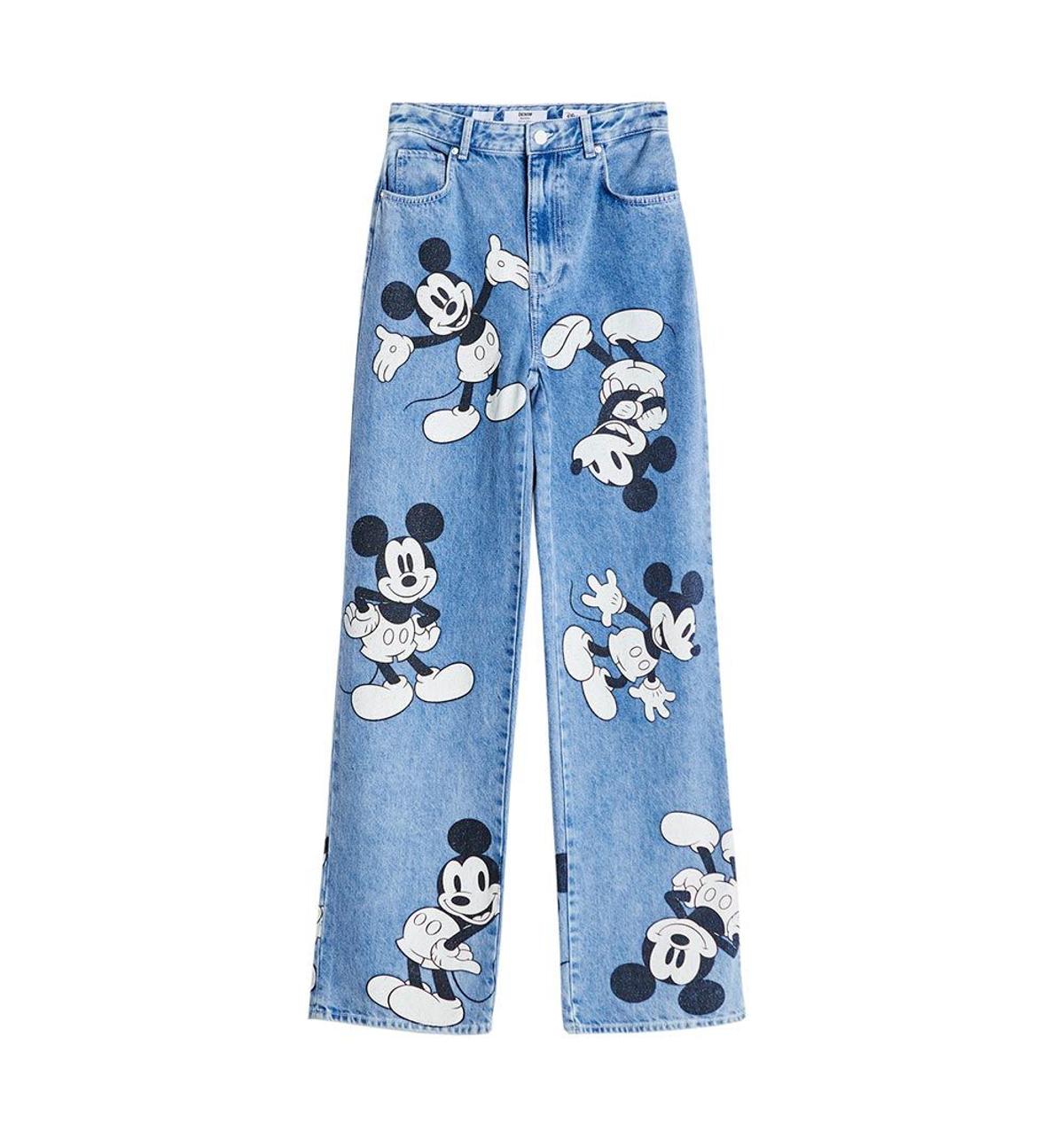 Vaquero de la colección de Mickey Mouse de Bershka. (Precio: 39,99 euros)